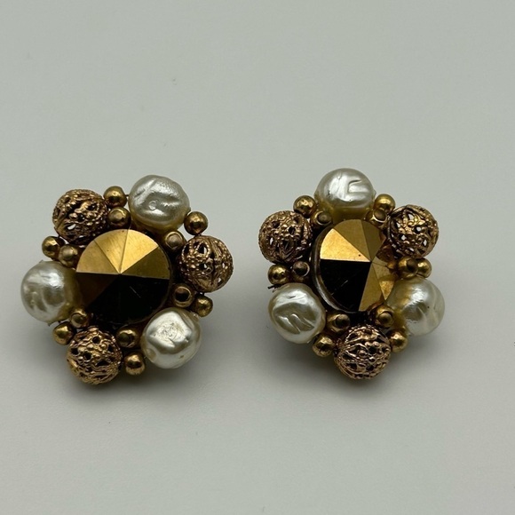 Vintage Round Faux Pearl and Gold Tone Textured Beaded Clip On Earrings - Picture 3 of 5
